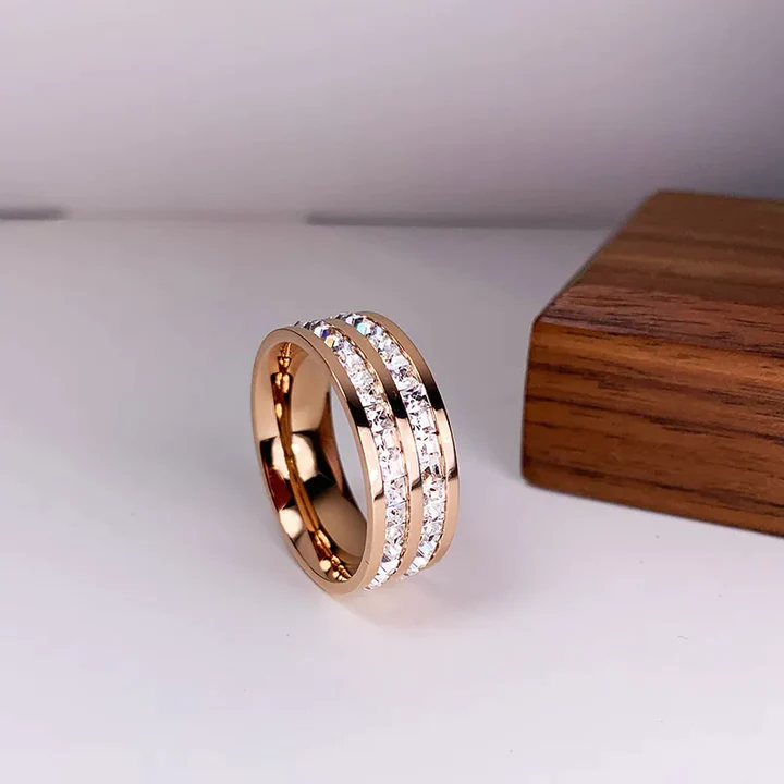 Elegant ring med kristallinlägg